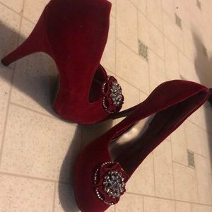 Red heals size 10 never worn